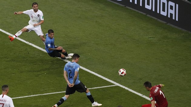 Portugalec Bernardo Silva (s slem 11) centruje do malho vpna Uruguaye. Obrana jihoamerick zem je vak pipravena v dostatenm potu.