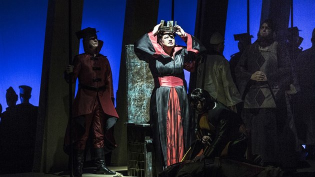 Scéna z Verdiho opery Nabucco, kterou uvedlo Národní divadlo v Hudebním divadle Karlín.