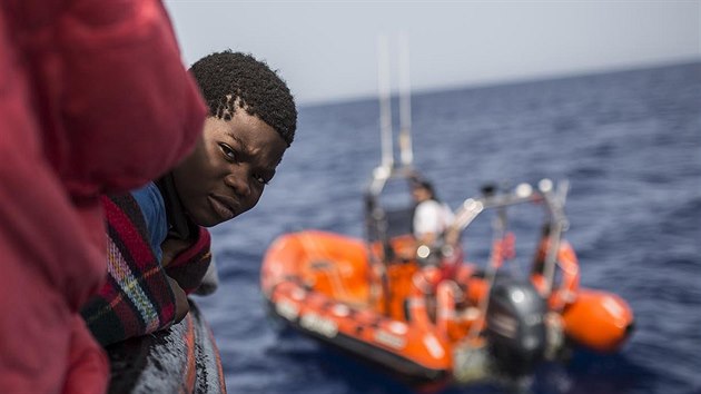 Posádka lodi španělské organizace Proactiva Open Arms vzala u libyjských břehů na palubu šedesát migrantů plujících na gumovém člunu (30. června 2018)