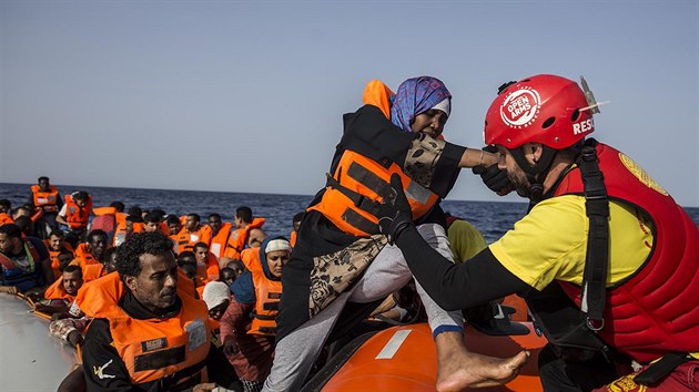 Posádka lodi španělské organizace Proactiva Open Arms vzala u libyjských břehů na palubu šedesát migrantů plujících na gumovém člunu (30. června 2018)