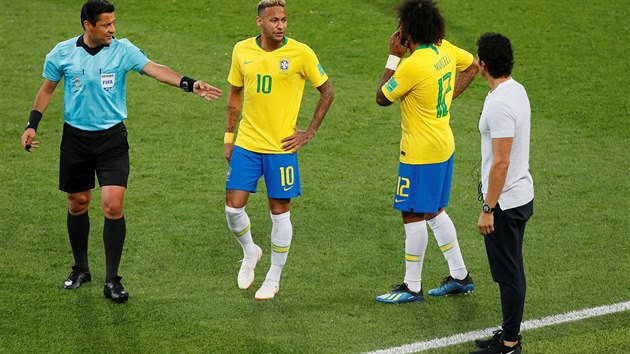 Brazilsk obrnce Marcelo sdluje tonkovi Neymarovi, e v utkn proti Srbsku kvli zrann zad pokraovat neme.