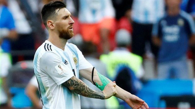 NAPOSLED V REPREZENTACI? Lionel Messi si sundv kapitnskou psku, Argentina prv podlehla v osmifinle MS Francii 3:4.