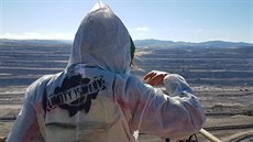 Dvacítka aktivist� vylezla na rypadlo dolu Bílina. (30. �ervna 2018)