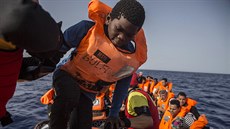 Posádka lodi panlské organizace Proactiva Open Arms pomáhá u libyjských beh...