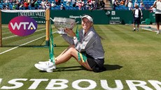 Caroline Wozniacká pózuje s trofejí pro vít�zku turnaje v Eastbourne.