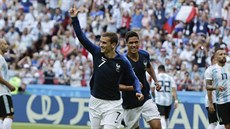 Francouzský fotbalista Antoine Griezmann (v popředí) se raduje z proměněné...