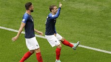 Antoine Griezmann (vpravo) a Olivier Giroud slaví gól Francie do sít Argentiny.