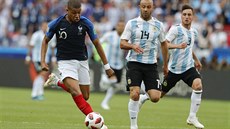 Kylian Mbappe z Francie (vlevo) peláí do protiútoku, stíhá jej Javier...