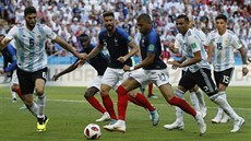 Francouz Kylian Mbappé (uprosted s íslem 10) pekonává argentinskou obranu a...