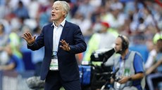 Trenér Francie Didier Deschamps uklidňuje svůj tým v zápase s Argentinou