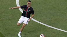 Portugalec Cristiano Ronaldo se rozcviuje na osmifinále MS s Uruguayí.