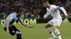 Portugalec Cristiano Ronaldo (vpravo) se snaí klikou obelstít Uruguayce...