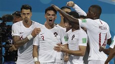 Portugalci oslavují gól Pepeho (druhý zleva) v zápase proti Uruguayi.