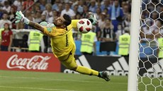Portugalský brankář Rui Patrício se marně vrhá po střele Uruguayce Édinsona...