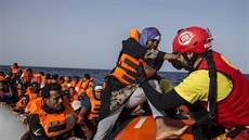 Posádka lodi španělské organizace Proactiva Open Arms vzala u libyjských břehů...