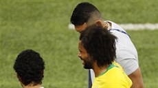 Brazilský obránce Marcelo za doprovodu týmového lékae opoutí hit bhem...