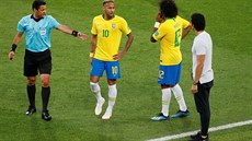 Brazilský obránce Marcelo sděluje útočníkovi Neymarovi, že v utkání proti...