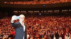 Tim Robbins se druhý den festivalu setkal s filmovými fanouky ve Velkém sále...