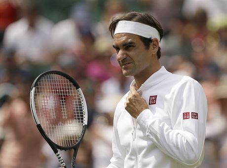 Obhjce titulu Roger Federer v osmifinle Wimbledonu.