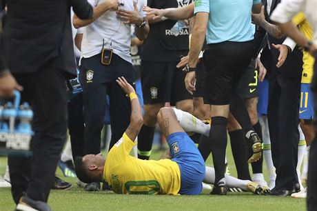 Brazilec Neymar se teatrln svj na trvnku po lehkm pilpnut od Miguela...