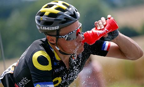 Francouzsk jezdec Sylvain Chavanel z tmu Direct Energie pije bhem 2. etapy...