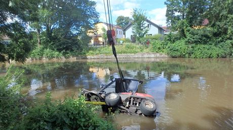 Hasii vytahovali jeábem sekací traktor z rybníku ve Dvoe Králové nad Labem...