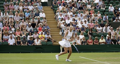 eka Lucie afáová sleduje ve druhém kole Wimbledonu míek.