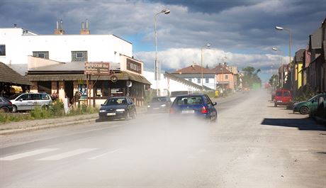 Takhle vypadala Nádraní ulice do minulého týdne, kdy ji po kadém projetí auta zahalily oblaky prachu.