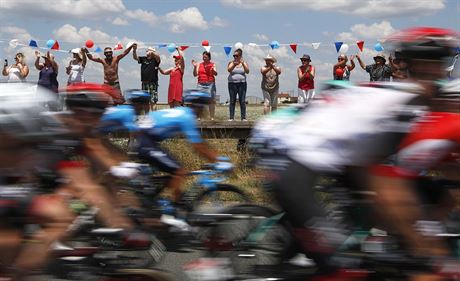 Momentka z vodn etapy 105. ronku vhlasn Tour de France, divci podporuj...