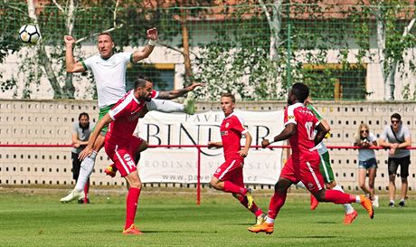 Brnnský útoník Luká Magera (s íslem 14) v pípravném duelu proti Skalici.