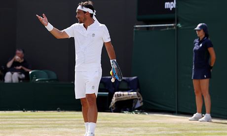 Italsk tenista Fabio Fognini gestikuluje v duelu 3. kola Wimbledonu.