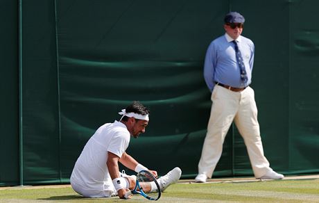 Italsk tenista Fabio Fognini na zemi v duelu 3. kola Wimbledonu.