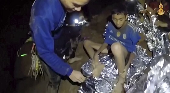 Lékaři ošetřují chlapce uvězněné v jeskyni na severu Thajska (4. července 2018)