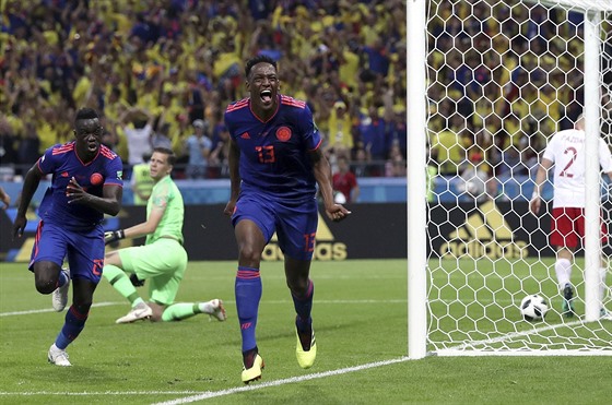 Stelec kolumbijské branky Yerry Mina (vpravo) slaví.