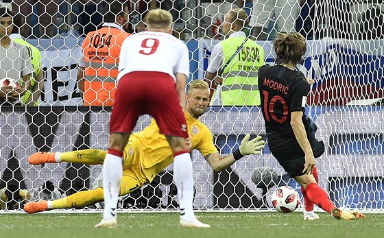 Dánský gólman Kasper Schmeichel chytá v prodloužení penaltu Lukovi Modričovi z...