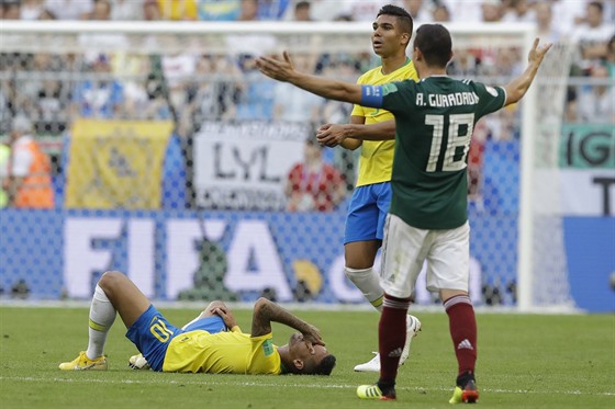 ZASE LEÍ. Brazilec Neymar se tce zvedá z trávníku, co se vbec nelíbí...