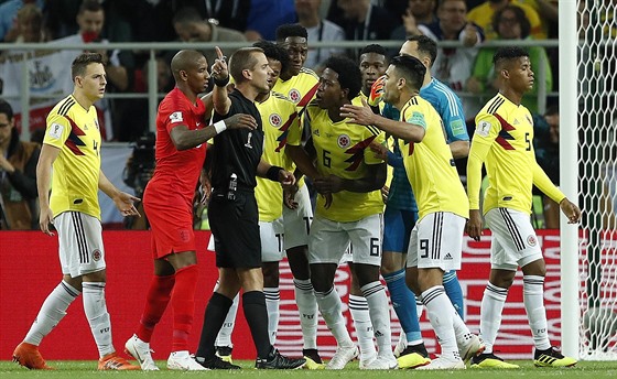 Kolumbijtí fotbalisté diskutují s americkým rozhodím Markem Geigerem, který...