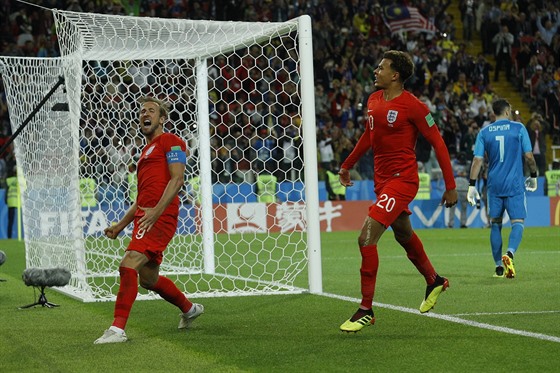 Harry Kane (vlevo) a Dele Alli slaví anglický gól do sítě Kolumbie.