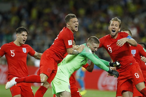 Anglití fotbalisté slaví vítzství v osmifinálovém penaltovém rozstelu proti...