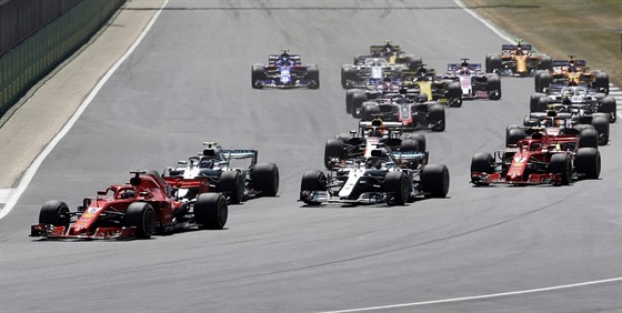 TSN PED KOLIZÍ. Sebastian Vettel z Ferrari v popedí závodník následován...