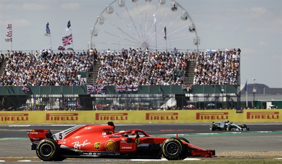 Jezdec stáje Ferrari Sebastian Vettel projíždí trať v závodu Velké ceny...