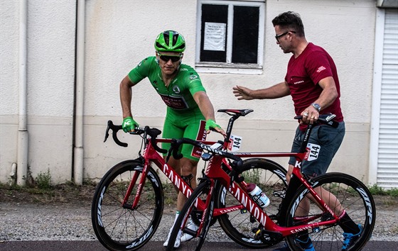 Nmecký cyklista Marcel Kittel mní kolo po pádu v druhé etap Tour de France.