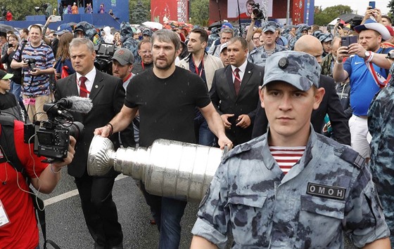 Alexandr Ovekin nese Stanley Cup skrz Moskvu.