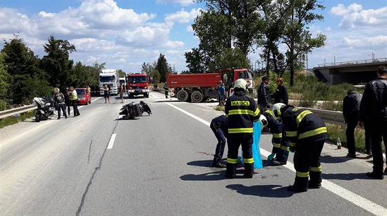 Pi sráce motorká a kamionu se zranili celkem ti lidé.