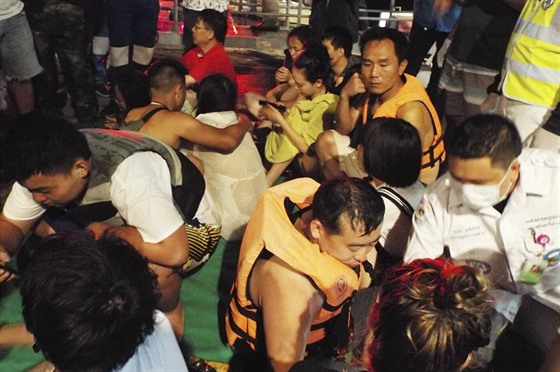 V Thajsku ztroskotala loď s čínskými turisty (5. července 2018).