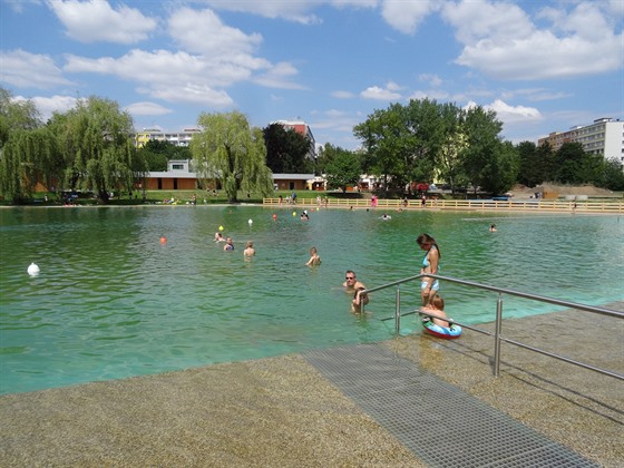 Koupaliti na Lhotce o víkendu vyuili první návtvníci.