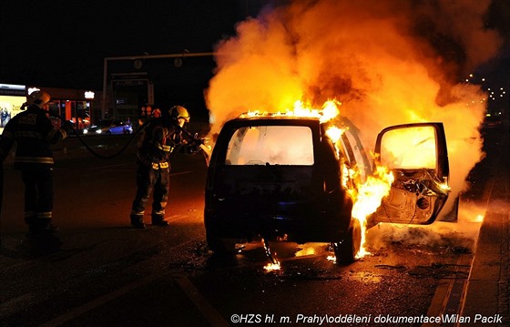 Ped budovou praského hlavního nádraí hoelo auto (5. ervence 2017).