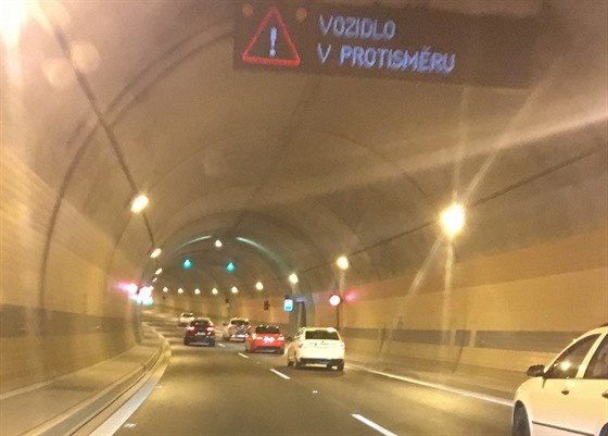 Ped Strahovským tunelem ve smru do centra havarovala motorka, uzavený byl i Brusnický tunel (6. ervence 2017).