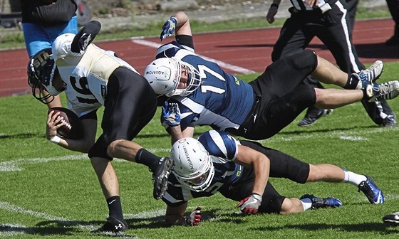 Opora obrany Ostravy Steelers Petr Foldyna (s íslem 17) v ostrém stetu.