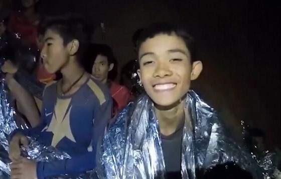 Doktoři ošetřují chlapce v zatopené jeskyni v Thajsku